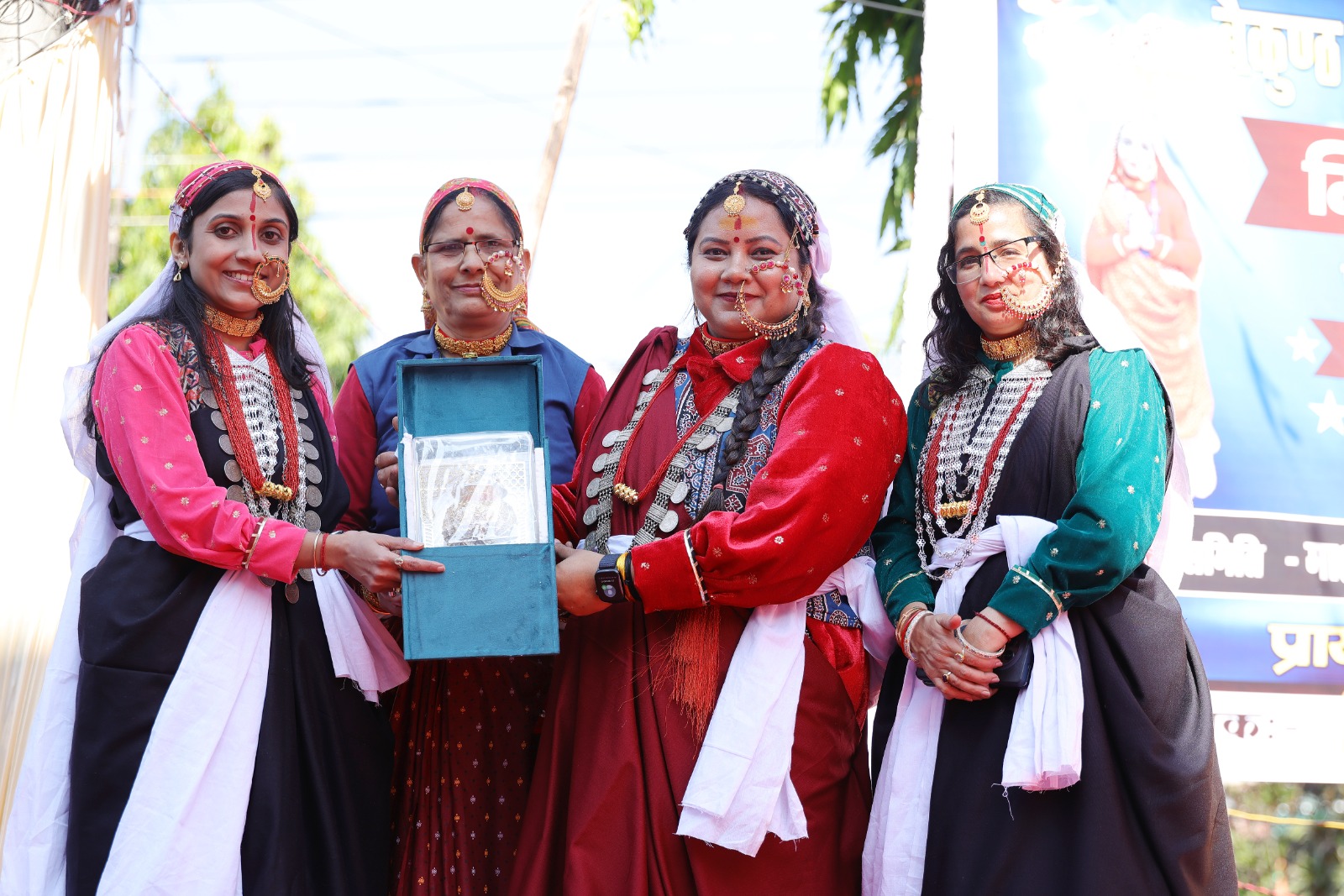 जिलाधिकारी ने पहाड़ी परिधान प्रतियोगिता में बढ़ाया गौरव, गढ़वाली परिधान में दिया परंपरा और संस्कृति से जुड़ाव का प्रेरक संदेश