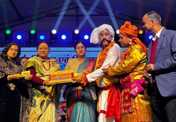 ऐतिहासिक बैकुंठ चतुर्दशी मेले की तीसरी संध्या लोकभाषा और लोकसंस्कृति के रंगों से सराबोर रही।