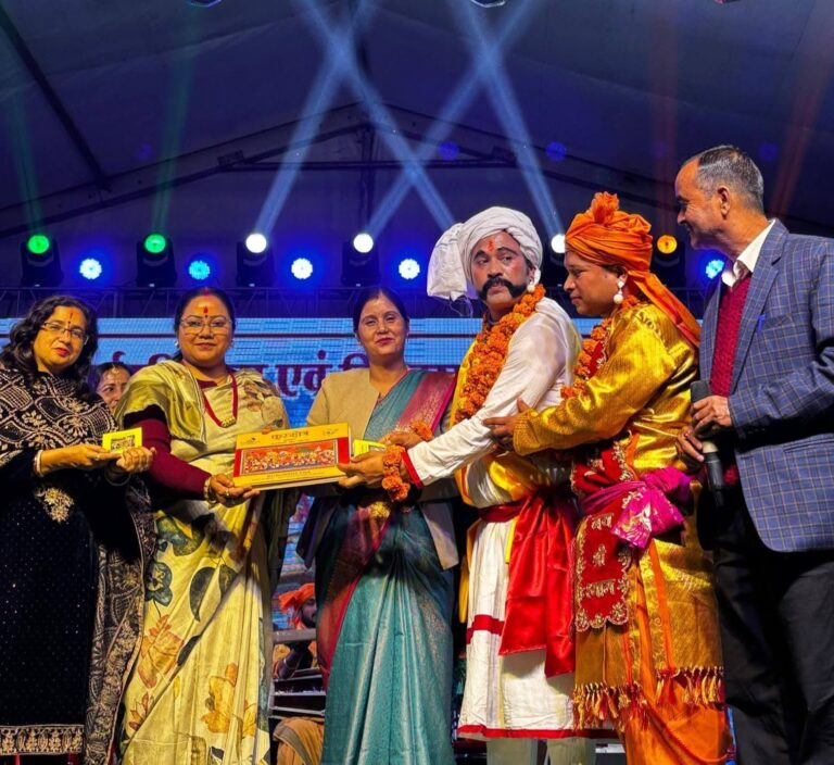 ऐतिहासिक बैकुंठ चतुर्दशी मेले की तीसरी संध्या लोकभाषा और लोकसंस्कृति के रंगों से सराबोर रही।