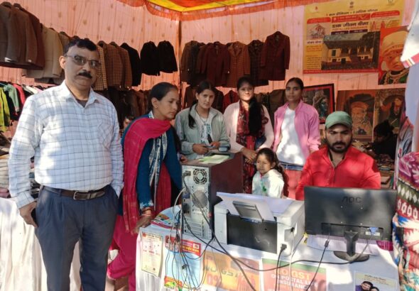 श्रीनगर बैकुंठ चतुर्दशी मेले में मेयर आरती भंडारी की पहल पर आधार एवं डाक सेवाओं का विशेष स्टॉल