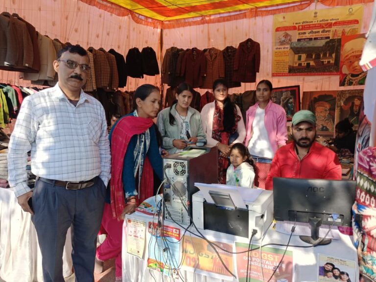 श्रीनगर बैकुंठ चतुर्दशी मेले में मेयर आरती भंडारी की पहल पर आधार एवं डाक सेवाओं का विशेष स्टॉल