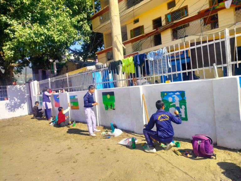 छात्रों ने दीवारों पर उकेरी स्वच्छता और पर्यावरण संरक्षण की सुंदर झलक
