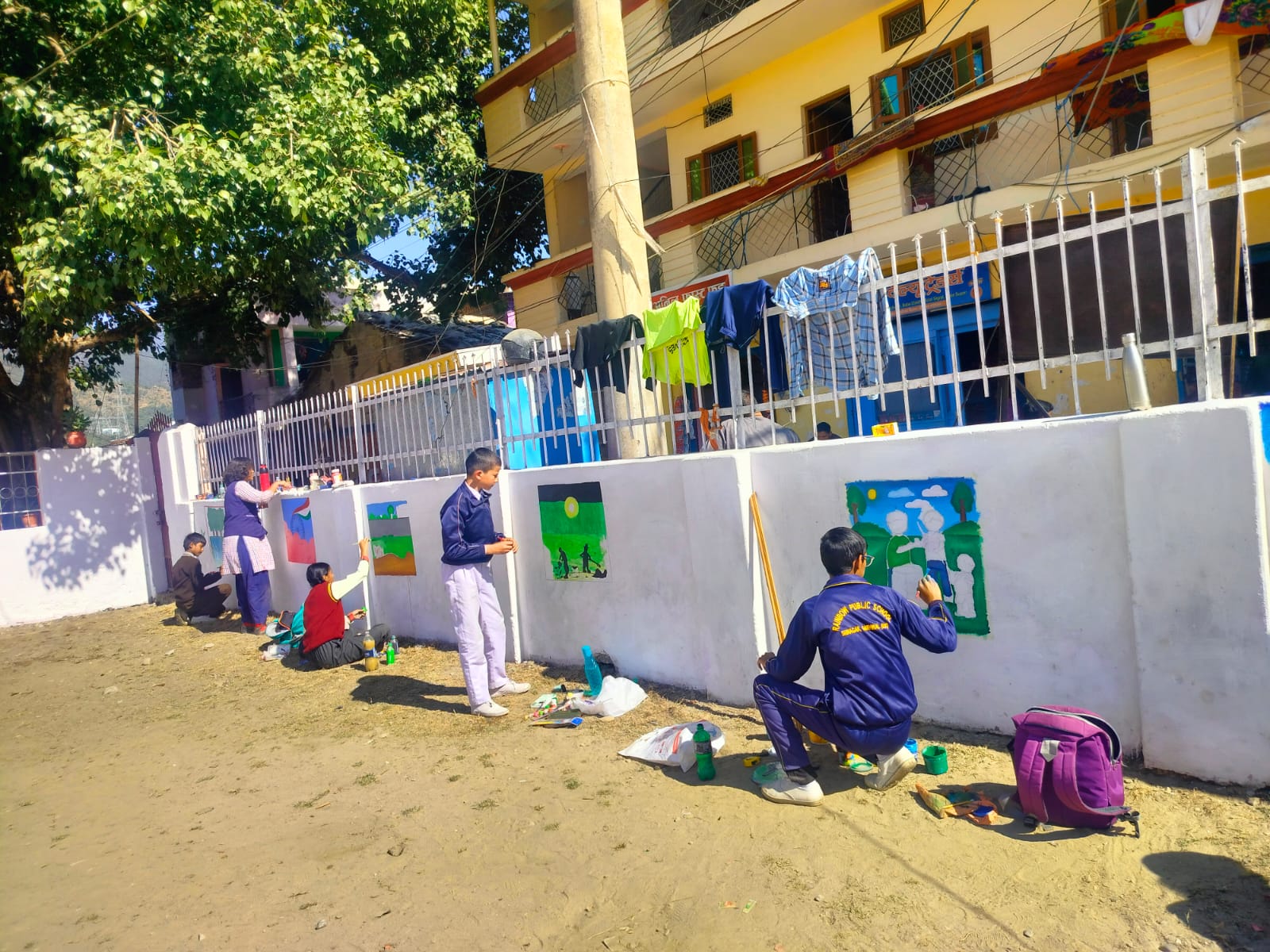 छात्रों ने दीवारों पर उकेरी स्वच्छता और पर्यावरण संरक्षण की सुंदर झलक