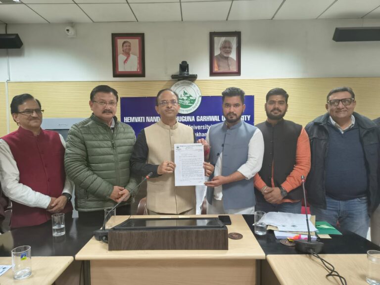 हेमवती नंदन बहुगुणा गढ़वाल विश्वविद्यालय के कुलपति सचिवालय में कुलपति की अध्यक्षता में एक बैठक आहूत की गई, जिसमें एकेडमिक काउंसिल की बैठक के बाद 11 नवंबर को हुए छात्रों के विरोध प्रदर्शन पर कुलपति ने सभी अधिकारियों एवं शिक्षकों से घटना का विवरण मांगा।