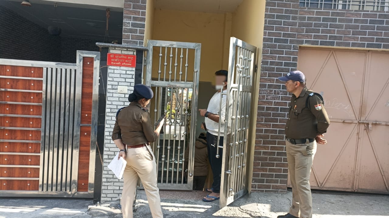 पौड़ी पुलिस द्वारा व्यापक स्तर पर लगातार चलाया जा रहा डोर-टू-डोर सत्यापन अभियान