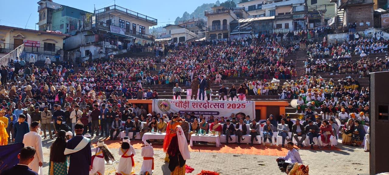 नगर पालिका परिषद पौड़ी द्वारा आयोजित तीन दिवसीय पौड़ी शरदोत्सव-2025 का भव्य शुभारम्भ रामलीला मैदान में मुख्य विकास अधिकारी गिरीश गुणवन्त व अन्य अथितियों ने ध्वजारोहण व दीप प्रज्ज्वलित कर किया।