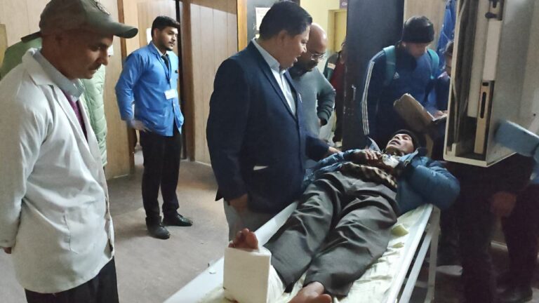 हमले में घायल हुए भरत चौधरी, प्राचार्य ने जाना हालचाल