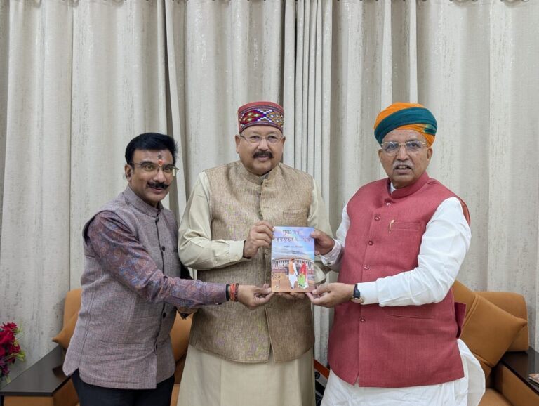 प्रदेश के कैबिनेट मंत्री सतपाल महाराज ने केन्द्रीय मंत्री अर्जुन राम मेघवाल से शिष्टाचार भेंट की। इस दौरान केन्द्रीय मंत्री ने अपनी कामयाबी के पीछे पत्नी पाना देवी के योगदान को बताते हुए उन पर लिखी पुस्तक "एक सफर हमसफ़र के साथ" भी उन्हें भेंट की।