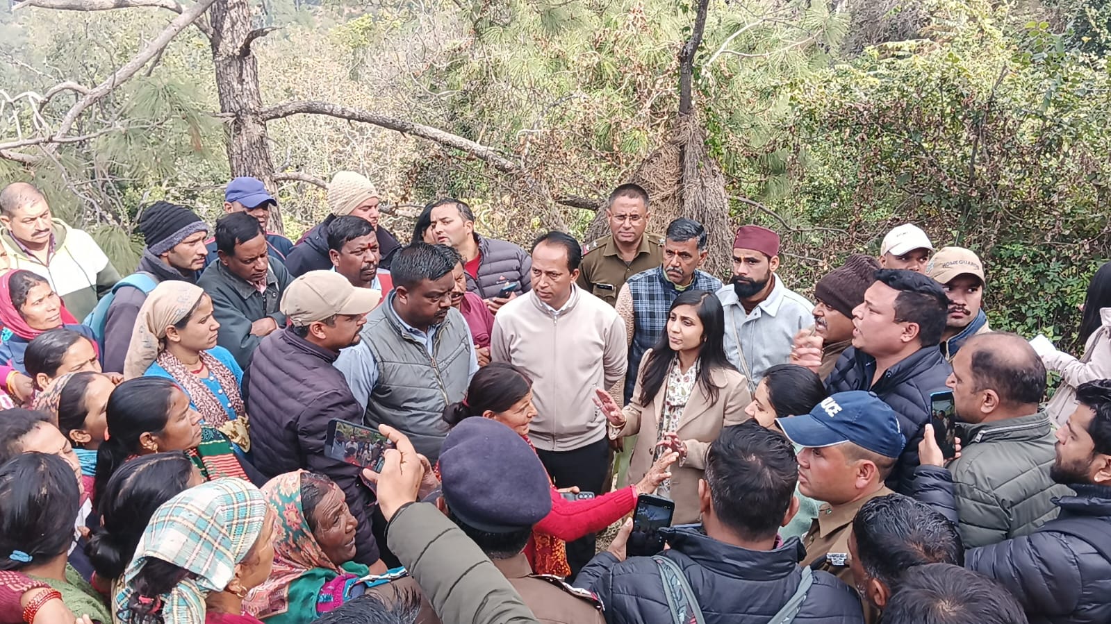 जिलाधिकारी ने मृतक के परिवार से की मुलाकात, कहा, दुख की इस घड़ी में प्रशासन पीड़ित परिवार के साथ खड़ा है