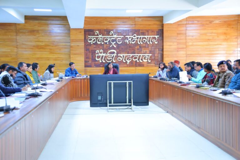 जिलाधिकारी की अध्यक्षता में सम्पन्न हुई जिला स्तरीय राजस्व संवर्द्धन एवं अनुश्रवण समिति की बैठक, विभागों को लक्ष्य आधारित कार्य करने के निर्देश