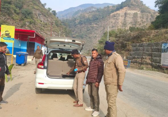 उत्तराखण्ड पुलिस मुख्यालय के निर्देशों के अनुपालन में व पुलिस अधीक्षक रुद्रप्रयाग के मार्गदर्शन में आज जनपद पुलिस द्वारा सुरक्षा व्यवस्था को सुदृढ़ करने हेतु पूरे जिले में व्यापक चेकिंग अभियान चलाया गया।