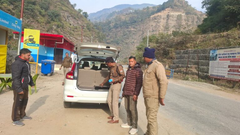 उत्तराखण्ड पुलिस मुख्यालय के निर्देशों के अनुपालन में व पुलिस अधीक्षक रुद्रप्रयाग के मार्गदर्शन में आज जनपद पुलिस द्वारा सुरक्षा व्यवस्था को सुदृढ़ करने हेतु पूरे जिले में व्यापक चेकिंग अभियान चलाया गया।