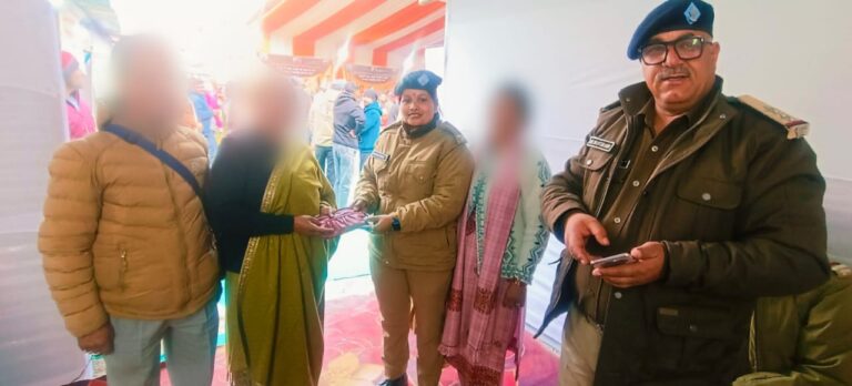 उत्तरकाशी, पौराणिक माघ मेले में ड्यूटीरत महिला आरक्षी निकिता को आज 18 जनवरी 2026 को मेला परिसर में ड्यूटी के दौरान एक पर्स पड़ा मिला, जिसमें कुछ आभूषण तथा 4100 रु0 की नकदी थी।