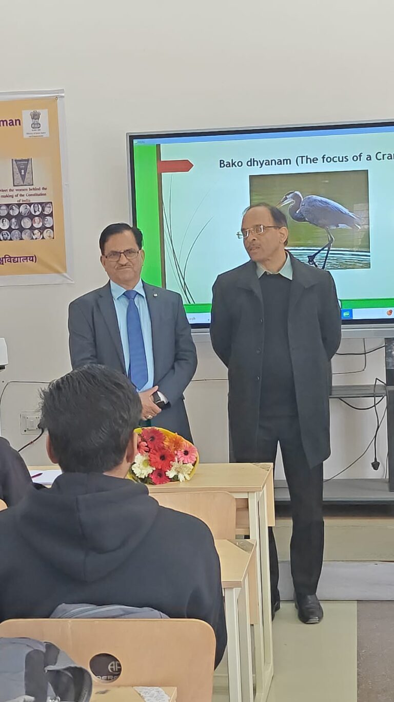 प्रो. श्रीप्रकाश सिंह, कुलपति, हेमवती नंदन बहुगुणा गढ़वाल विश्वविद्यालय द्वारा डॉ. अम्बेडकर उत्कृष्टता केंद्र, हेमवती नंदन बहुगुणा गढ़वाल विश्वविद्यालय में छात्र छात्राओं के बीच अपनी बात रखी और उनको प्रेरित किया। कुलपति महोदय ने डॉ अम्बेडकर उत्कृष्टता केंद्र में अध्ययनरत छात्र-छात्राओं से संवाद करते हुए उन्हें लक्ष्य-निर्धारण, अनुशासन और सतत परिश्रम के महत्व से अवगत कराया। उन्होंने विद्यार्थियों को आत्मविश्वास के साथ आगे बढ़ते हुए अपने सपनों को साकार करने के लिए प्रेरित किया।