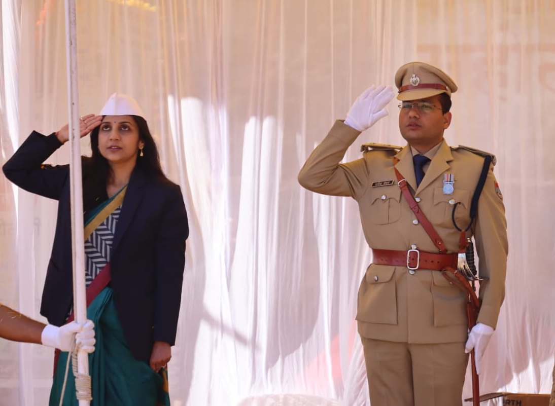 मुख्य अतिथि श्रीमती स्वाति भदौरिया जिलाधिकारी गढ़वाल महोदया द्वारा राष्ट्रीय ध्वज फहराकर गणतन्त्र दिवस परेड की ली विधिवत सलामी।