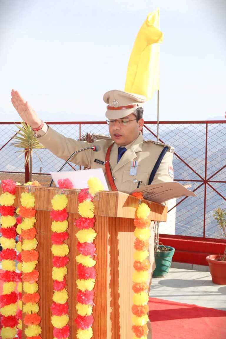 राष्ट्रीय ध्वज फहराकर संविधान एवं मातृभूमि के प्रति निष्ठा का लिया संकल्प