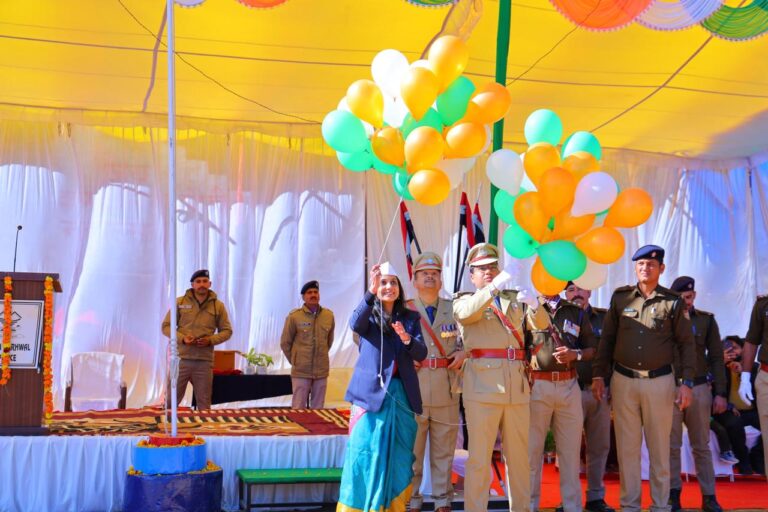 जिलाधिकारी ने दिलायी संविधान की शपथ, प्रथम सीडीएस बिपिन रावत और राष्ट्रपिता महात्मा गांधी को श्रद्धांजलि देते हुए पौड़ी में हर्षोल्लास से मना गणतंत्र दिवस