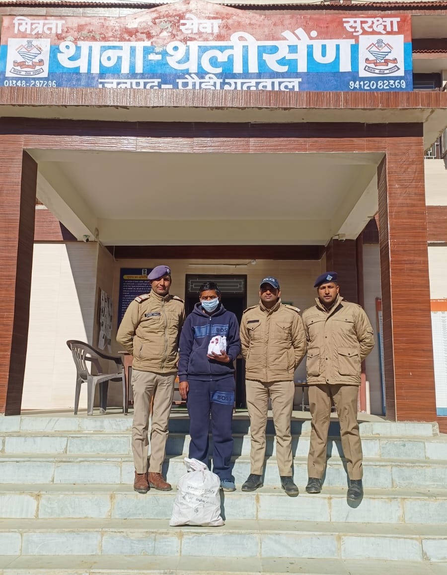 श्रीमान वरिष्ठ पुलिस अधीक्षक महोदय, पौड़ी श्री सर्वेश पंवार के दिशा-निर्देशन में जनपद में नशे की प्रवृत्ति पर अंकुश लगाने एवं नशा तस्करी की रोकथाम हेतु पौड़ी पुलिस द्वारा नशा तस्करी के विरुद्ध लगातार सघन चेकिंग अभियान चलाया जा रहा है।