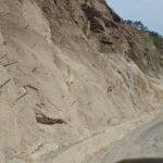 उत्तराखंड के चारधाम यात्रा मार्गों तथा राज्य के अन्य राष्ट्रीय राजमार्गों पर विगत कुछ वर्षों से बार-बार उत्पन्न हो रहे भूस्खलन, सड़क अवरोध, पहाड़ी ढलानों के धंसने और इससे जुड़ी जन-सुरक्षा की समस्याएँ किसी एक मौसम या एक स्थान तक सीमित नहीं रह गई हैं।