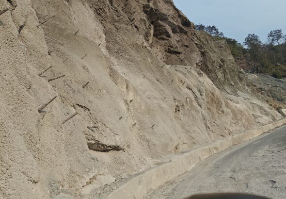 उत्तराखंड के चारधाम यात्रा मार्गों तथा राज्य के अन्य राष्ट्रीय राजमार्गों पर विगत कुछ वर्षों से बार-बार उत्पन्न हो रहे भूस्खलन, सड़क अवरोध, पहाड़ी ढलानों के धंसने और इससे जुड़ी जन-सुरक्षा की समस्याएँ किसी एक मौसम या एक स्थान तक सीमित नहीं रह गई हैं।