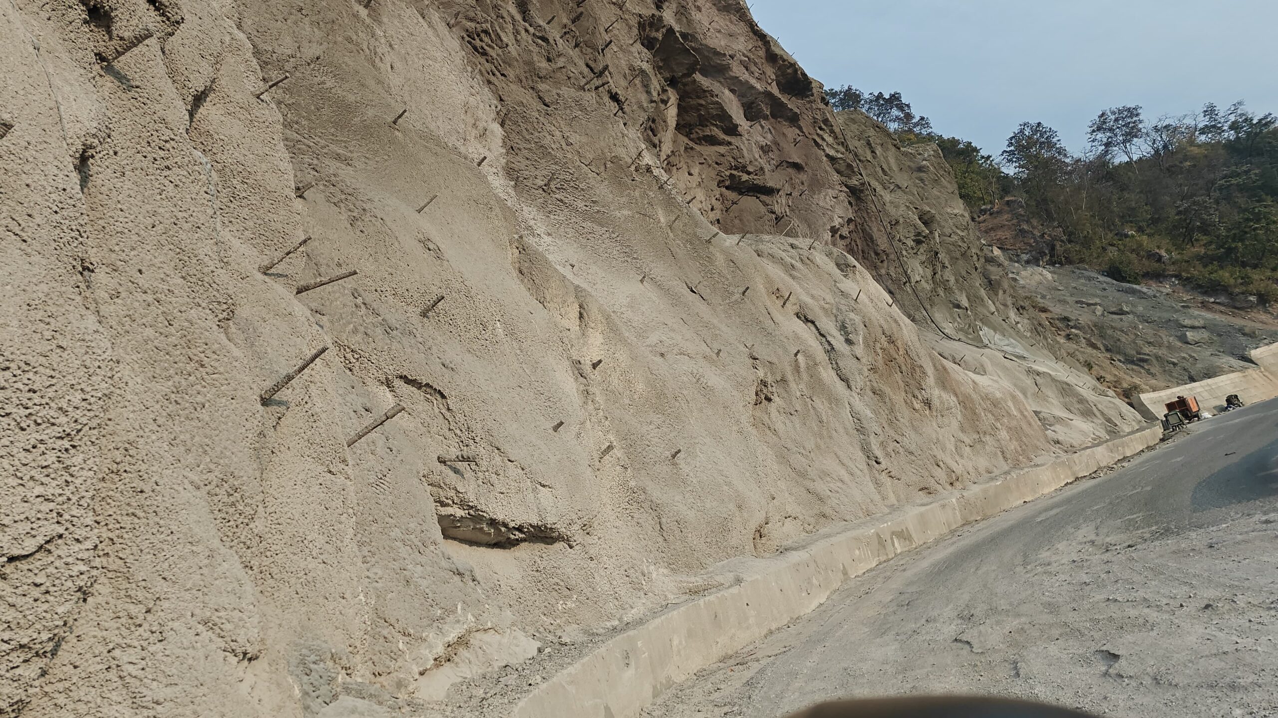 उत्तराखंड के चारधाम यात्रा मार्गों तथा राज्य के अन्य राष्ट्रीय राजमार्गों पर विगत कुछ वर्षों से बार-बार उत्पन्न हो रहे भूस्खलन, सड़क अवरोध, पहाड़ी ढलानों के धंसने और इससे जुड़ी जन-सुरक्षा की समस्याएँ किसी एक मौसम या एक स्थान तक सीमित नहीं रह गई हैं।