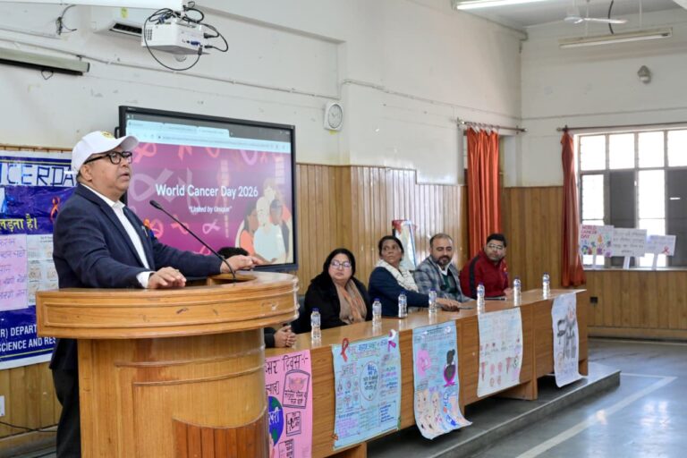 विश्व कैंसर दिवस पर मेडिकल कॉलेज के छात्रों का जन-जागरूकता अभियान