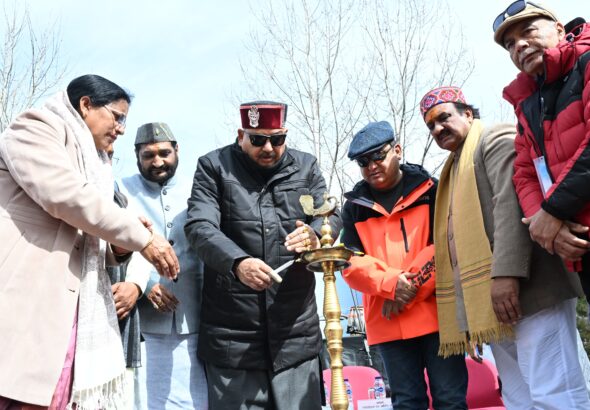 प्रदेश के पर्यटन मंत्री सतपाल महाराज ने औली में विश्व प्रसिद्ध नेशनल हिमकीडा स्कीइंग विंटर कार्निवल-2026 का दीप प्रज्वलित कर शुभारम्भ किया।