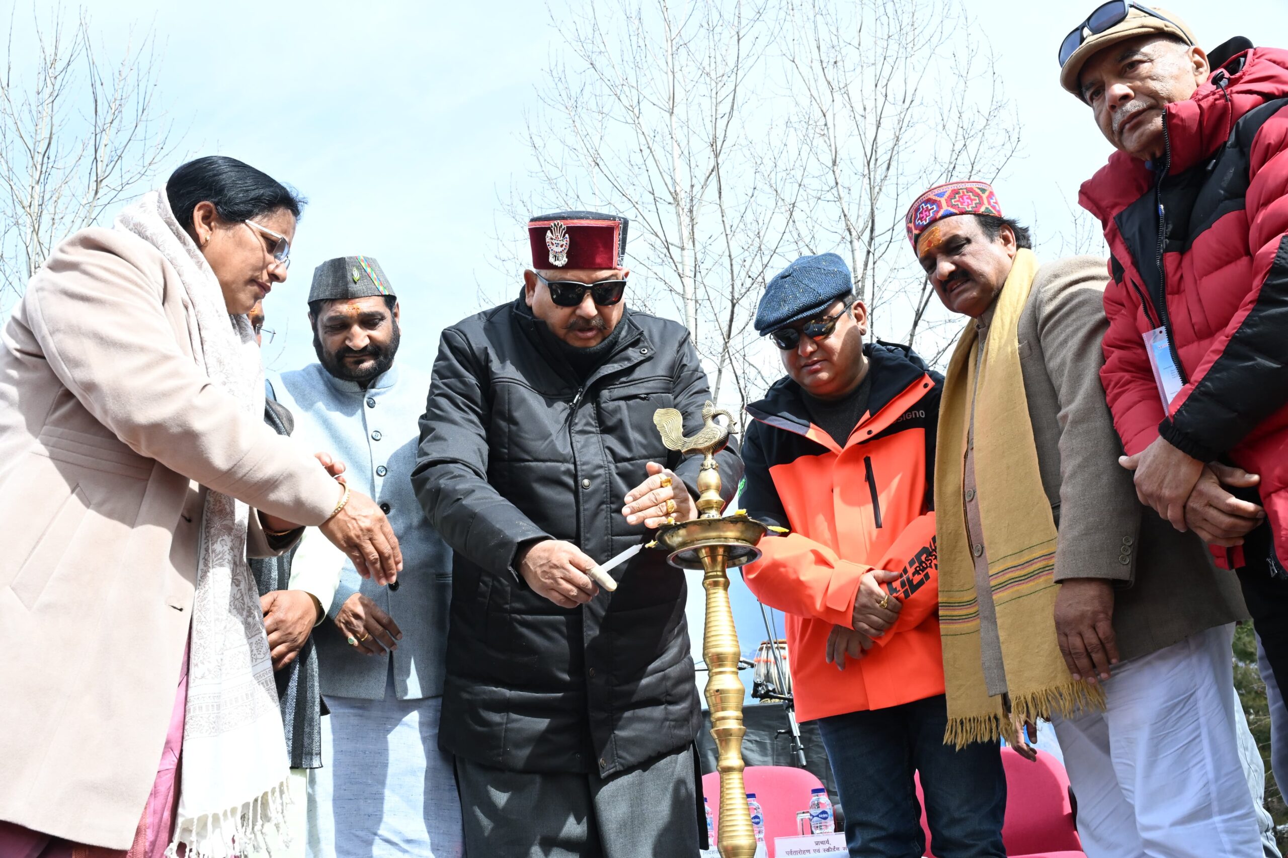 प्रदेश के पर्यटन मंत्री सतपाल महाराज ने औली में विश्व प्रसिद्ध नेशनल हिमकीडा स्कीइंग विंटर कार्निवल-2026 का दीप प्रज्वलित कर शुभारम्भ किया।