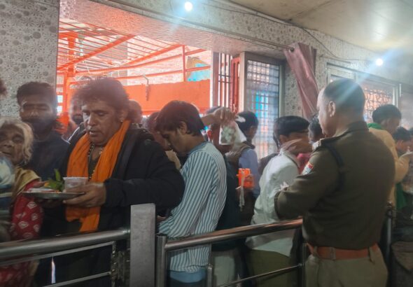 पुलिस बल की मुस्तैदी एवं सतर्कता के बीच श्रद्धालुओं को कराए जा रहे सुलभ दर्शन