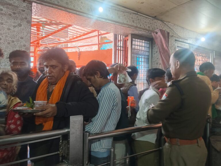 पुलिस बल की मुस्तैदी एवं सतर्कता के बीच श्रद्धालुओं को कराए जा रहे सुलभ दर्शन