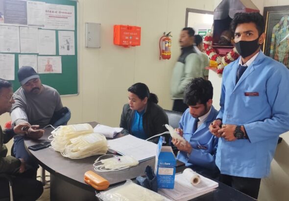 बेस अस्पताल के ब्लड बैंक द्वारा रित्विक कंपनी में विशाल रक्तदान शिविर का आयोजन, 51 यूनिट रक्त संग्रहित