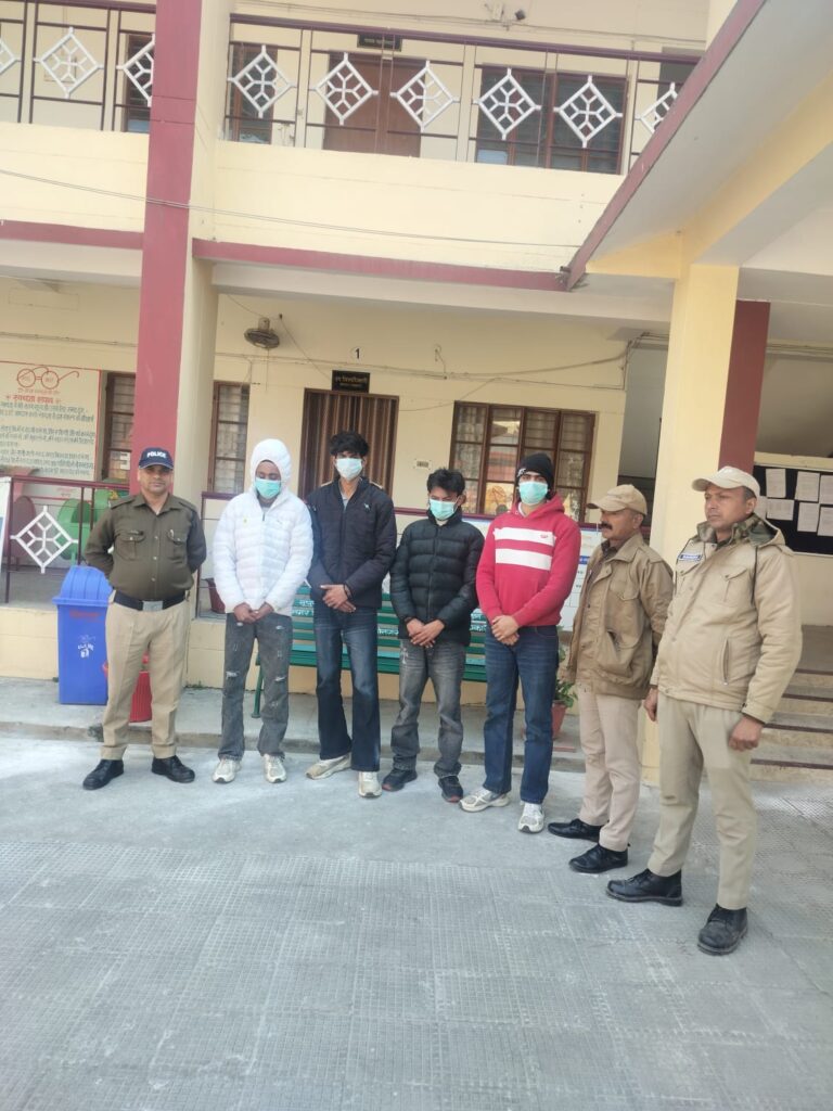 सार्वजनिक शांति भंग करने वालों पर श्रीनगर पुलिस ने चालकों पर की कड़ी कार्रवाई।