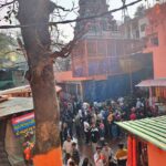 मंदिर परिसर में सुदृढ़ सुरक्षा व्यवस्थाओं के बीच पूर्ण सतर्कता के साथ सुगम दर्शन प्रक्रिया संचालित की जा रही है