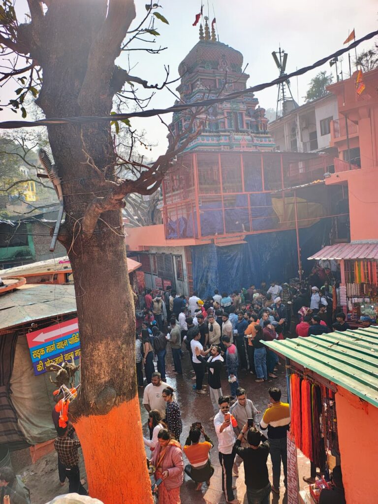 मंदिर परिसर में सुदृढ़ सुरक्षा व्यवस्थाओं के बीच पूर्ण सतर्कता के साथ सुगम दर्शन प्रक्रिया संचालित की जा रही है