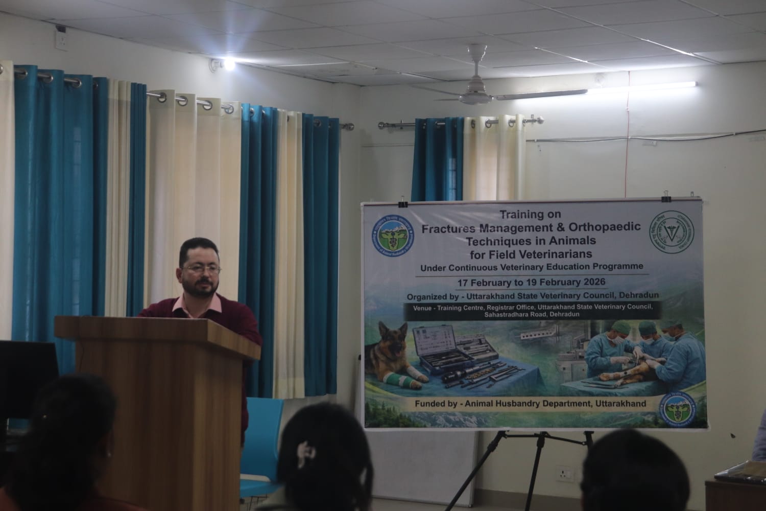 पशुचिकित्सा विज्ञान के बदलते परिदृश्य को दृष्टिगत रखते हुए पशुपालन विभाग के पशुचिकित्साधिकारियों के कौशल विकास हेतु उत्तराखण्ड राज्य पशुचिकित्सा परिषद द्वारा मंगलवार, 17 फरवरी को पशुपालन विभाग में कार्यरत 20 पशुचिकित्साधिकारियों के लिए तीन दिवसीय प्रशिक्षण कार्यक्रम “Fractures Management & Orthopaedic Techniques in Animals for Field Veterinarian” का आयोजन किया गया।