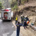 बुआखाल में आबादी व जंगल में आग फैलने की सूचना पर दौड़ी टीम