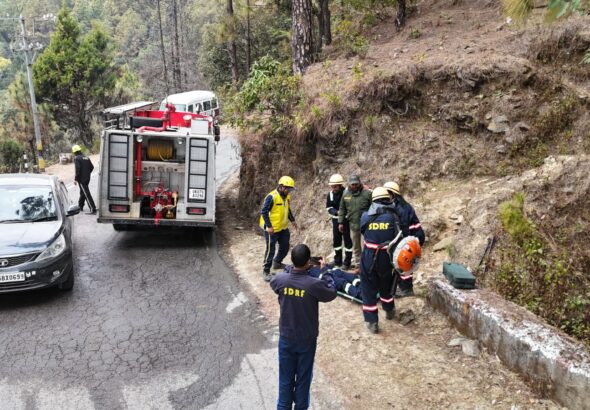 बुआखाल में आबादी व जंगल में आग फैलने की सूचना पर दौड़ी टीम