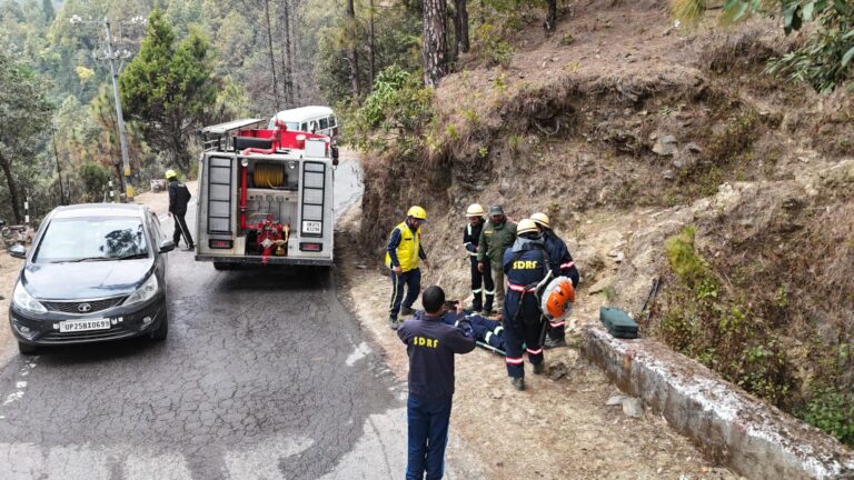 बुआखाल में आबादी व जंगल में आग फैलने की सूचना पर दौड़ी टीम