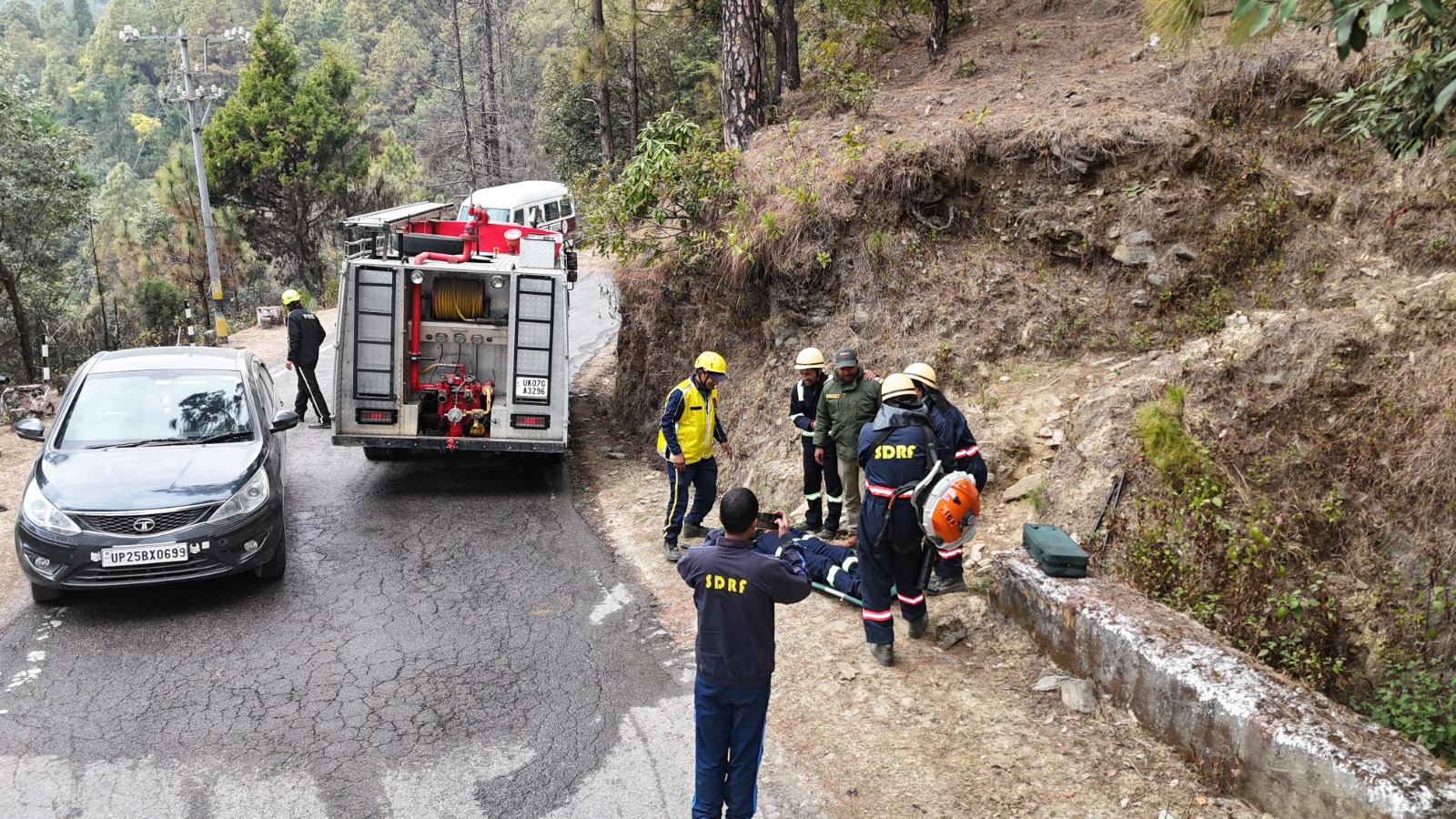 बुआखाल में आबादी व जंगल में आग फैलने की सूचना पर दौड़ी टीम