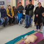 मेडिकल कॉलेज श्रीनगर के बेस चिकित्सालय स्थित ब्लड सेंटर में शुक्रवार को टैक्नीशियन, नर्सिंग स्टाफ और कर्मचारियों को सीपीआर (कार्डियो पल्मोनरी रिससिटेशन) का विशेष प्रशिक्षण दिया गया