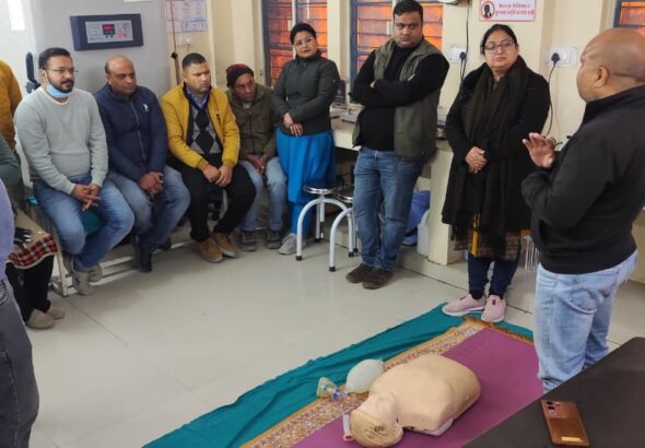 मेडिकल कॉलेज श्रीनगर के बेस चिकित्सालय स्थित ब्लड सेंटर में शुक्रवार को टैक्नीशियन, नर्सिंग स्टाफ और कर्मचारियों को सीपीआर (कार्डियो पल्मोनरी रिससिटेशन) का विशेष प्रशिक्षण दिया गया