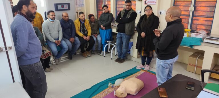 मेडिकल कॉलेज श्रीनगर के बेस चिकित्सालय स्थित ब्लड सेंटर में शुक्रवार को टैक्नीशियन, नर्सिंग स्टाफ और कर्मचारियों को सीपीआर (कार्डियो पल्मोनरी रिससिटेशन) का विशेष प्रशिक्षण दिया गया