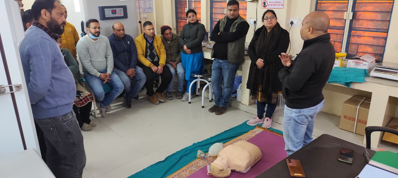 मेडिकल कॉलेज श्रीनगर के बेस चिकित्सालय स्थित ब्लड सेंटर में शुक्रवार को टैक्नीशियन, नर्सिंग स्टाफ और कर्मचारियों को सीपीआर (कार्डियो पल्मोनरी रिससिटेशन) का विशेष प्रशिक्षण दिया गया
