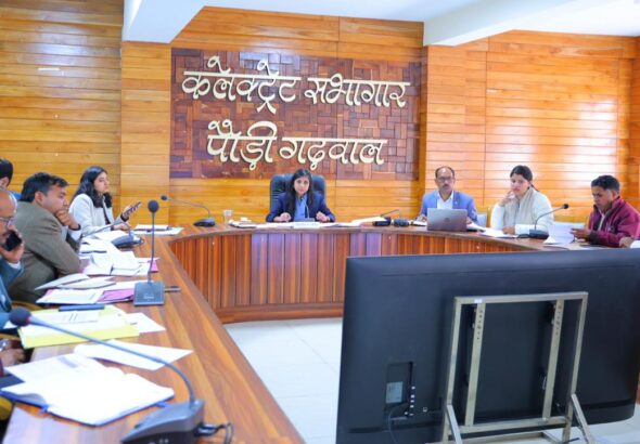 जल जीवन मिशन एवं पेयजल से संबंधित शिकायतों की विस्तृत समीक्षा बैठक आज जिला मुख्यालय स्थित एनआईसी कक्ष में जिलाधिकारी स्वाति एस भदौरिया की अध्यक्षता में आयोजित की गई।