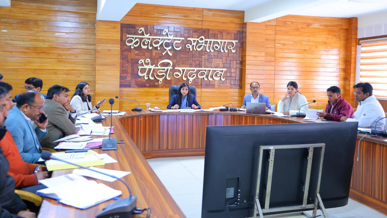 जल जीवन मिशन एवं पेयजल से संबंधित शिकायतों की विस्तृत समीक्षा बैठक आज जिला मुख्यालय स्थित एनआईसी कक्ष में जिलाधिकारी स्वाति एस भदौरिया की अध्यक्षता में आयोजित की गई।