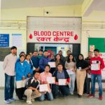बेस अस्पताल के ब्लड सेंटर में पहुंचकर किया रक्तदान