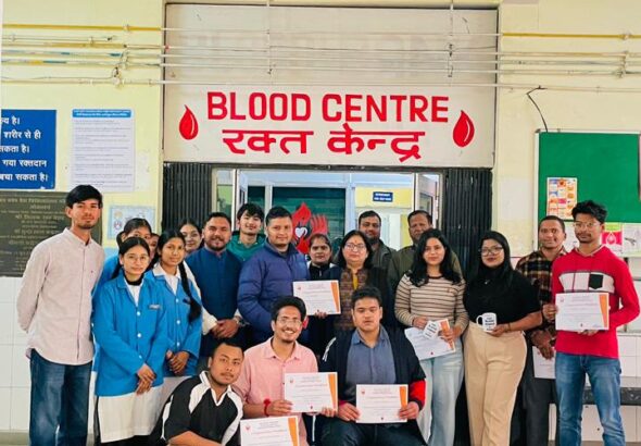 बेस अस्पताल के ब्लड सेंटर में पहुंचकर किया रक्तदान
