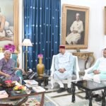 प्रदेश के सिंचाई, पर्यटन, लोक निर्माण, पंचायतीराज, ग्रामीण निर्माण, जलागम, धर्मस्व एवं संस्कृति मंत्री सतपाल महाराज और श्री बद्रीनाथ, श्री केदारनाथ मंदिर समिति के अध्यक्ष हेमंत द्विवेदी ने लखनऊ स्थित 'लोक भवन' पहुंच कर उत्तर प्रदेश की राज्यपाल श्रीमती आनंदीबेन पटेल से शिष्टाचार भेंट कर उन्हें उत्तराखंड आने का न्योता दिया।