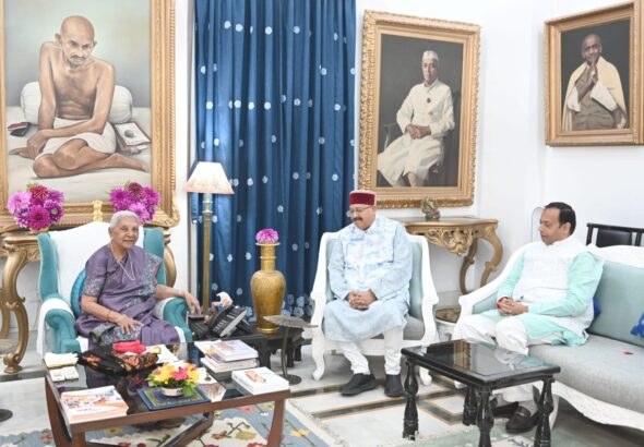 प्रदेश के सिंचाई, पर्यटन, लोक निर्माण, पंचायतीराज, ग्रामीण निर्माण, जलागम, धर्मस्व एवं संस्कृति मंत्री सतपाल महाराज और श्री बद्रीनाथ, श्री केदारनाथ मंदिर समिति के अध्यक्ष हेमंत द्विवेदी ने लखनऊ स्थित 'लोक भवन' पहुंच कर उत्तर प्रदेश की राज्यपाल श्रीमती आनंदीबेन पटेल से शिष्टाचार भेंट कर उन्हें उत्तराखंड आने का न्योता दिया।