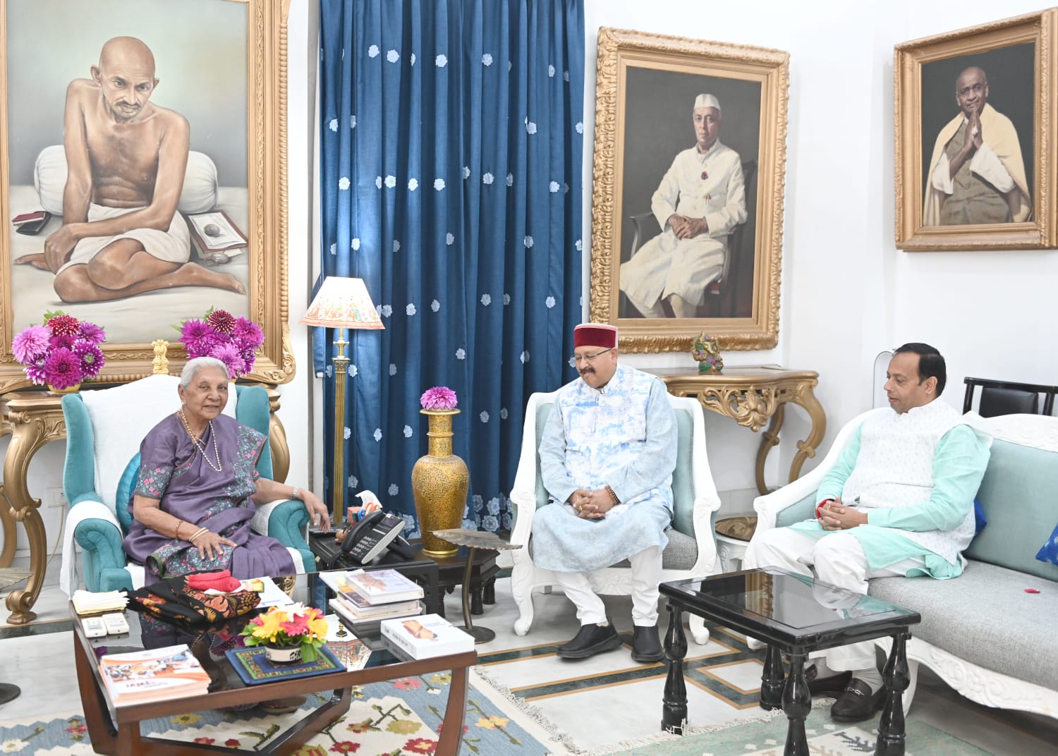 प्रदेश के सिंचाई, पर्यटन, लोक निर्माण, पंचायतीराज, ग्रामीण निर्माण, जलागम, धर्मस्व एवं संस्कृति मंत्री सतपाल महाराज और श्री बद्रीनाथ, श्री केदारनाथ मंदिर समिति के अध्यक्ष हेमंत द्विवेदी ने लखनऊ स्थित 'लोक भवन' पहुंच कर उत्तर प्रदेश की राज्यपाल श्रीमती आनंदीबेन पटेल से शिष्टाचार भेंट कर उन्हें उत्तराखंड आने का न्योता दिया।